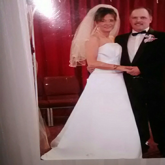 Wedding dress and veil (worn once with tags) - Picture 2 of 8